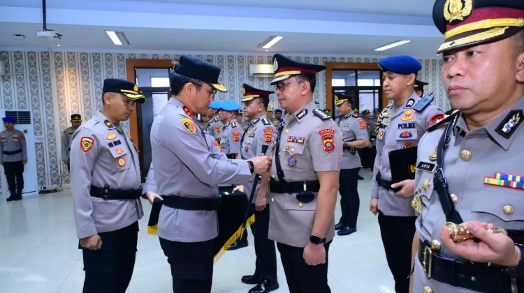 Kapolda Jambi Pimpin Serah Terima Jabatan Kabid Propam, Kabid Keu dan Tiga Kapolres