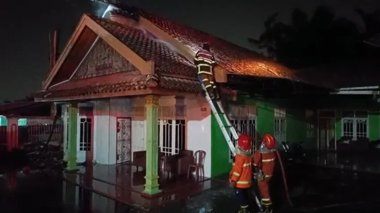 Petugas Damkartan Padamkan Kebakaran Rumah Permanen di Wijaya Pura