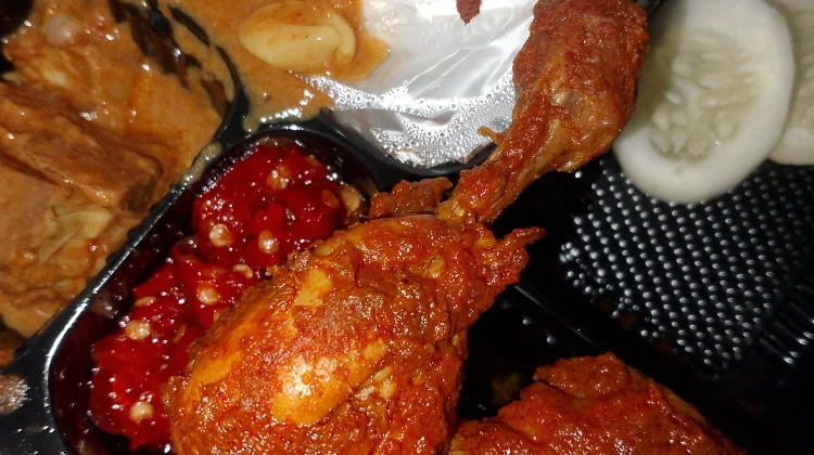 Ayam Sambal Merah Pedas dan Gurih
