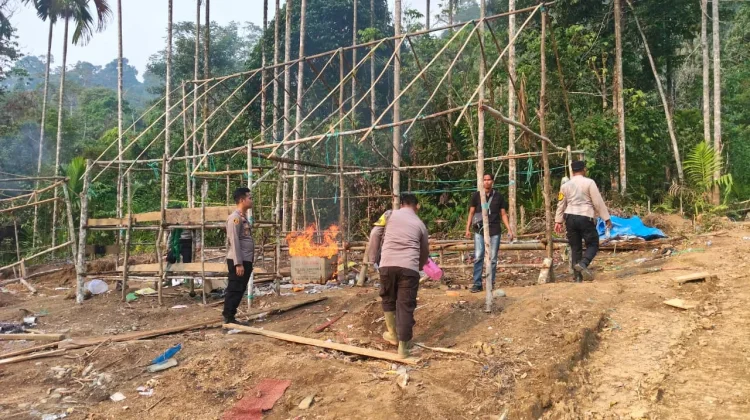 Polres Bungo Tindak Aktivitas PETI yang Gunakan Excavator