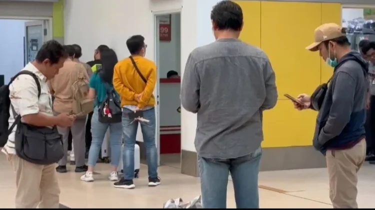 Calon Penumpang di Bandara Akui Jadwal Penerbangannya Tertunda karena Kabut Asap