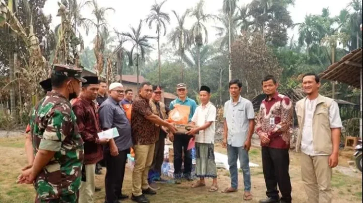 Sekda Muaro Jambi Salurkan Bantuan untuk Korban Kebakaran di Desa Tangkit