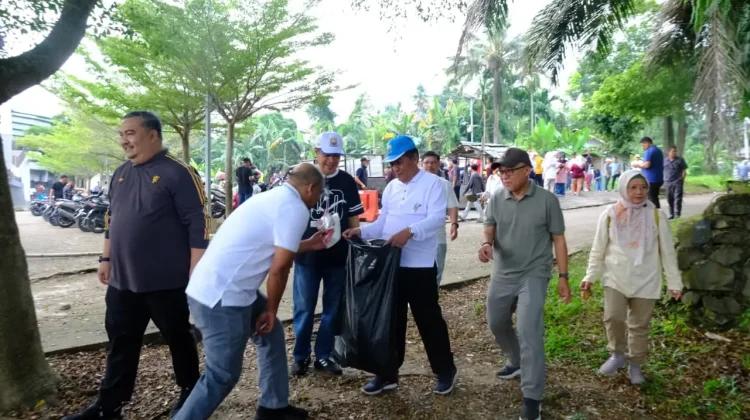 Wagub Pimpin Gotong Royong Massal Gerakan Indonesia ASRI Danau Sipin