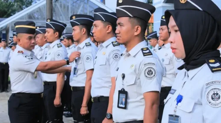 Kakanwil Ditjenpas Jambi Sematkan Tanda Kenaikan Pangkat 74 Pegawai