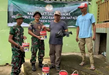 Semangat Gotong Royong, TNI–Rakyat Bersihkan Tempat Ibadah