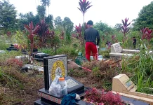 Bersih Makam Keluarga Menjelang Ramadhan