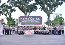 Polda Jambi Bagikan Ratusan Takjil dan Sembako