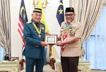 Mewakili Gubernur, ​Sekda Terima Anugerah Bintang Semangat Rimba dari Malaysia