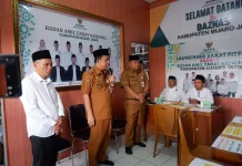 Bupati Muaro Jambi Tunaikan Zakat Fitrah di Baznas