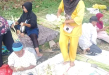Penjual Ketupa Langsung Buat dan Pesan di Tempat