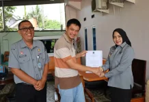 Kemenkum Jambi Serahkan SK Kewarganegaraan RI pada Andi Alatas