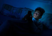 Kurangi Kebiasaan Buruk Main Ponsel agar Mata Sehat