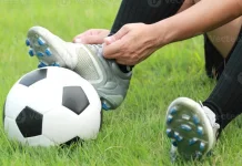 Bahaya Memakai Sepatu Size Kecil saat Bermain Bola