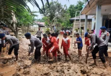Batalyon B Pelopor Satbrimob Jambi Sigap Bantu Warga Terdampak Banjir