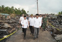 Tinjau Korban Kebakaran di Tanjab Barat, Gubernur Serahkan Bantuan dan Ajak Gotroy
