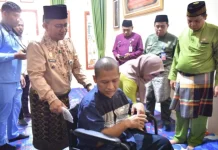Maulana Serahkan Bantuan kepada Warga Stroke di Pal Merah