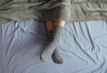 Pakai Kaos Kaki Bisa Membantu Tidur Lebih Nyenyak