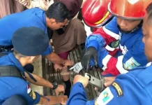 Kaki Terjepit Besi Drainase Sekolah, Siswi SMP di Jambi Dievakuasi Damkar