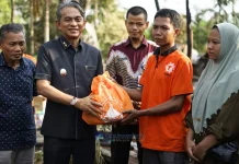 Wakil Bupati Muaro Jambi Serahkan Bantuan Korban Kebakaran di Sungai Gelam
