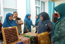Kunjungi Rumah Dilan Madani,Hesti Haris Apresiasi Produk UMKM TPPKK Tanjabbar