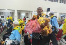 Kembali ke Tanah Air, Jemaah Haji Jambi Tenteng Boneka Unta