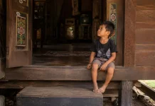 Pantang Duduk di Ambang Pintu: Nasihat Lama yang Penuh Makna