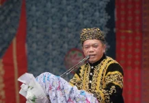 Gubernur Dianugerahi Gelar Adat Kehormatan Depati Amanah Negro Tanoh Sunge Pnoh