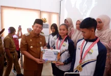 Bupati Muaro Jambi Berikan Penghargaan  Siswa Berprestasi O2SN Tingkat Provinsi
