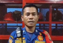 Damkartan Kota Jambi Evakuasi Grendel Jendela yang Menjepit Jari Balita