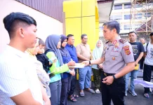 Kapolda Jambi Berikan Tali Asih Bagi Korban Kebakaran di Asrama Polisi