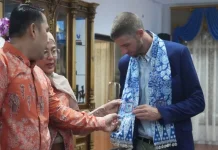 Pemkab Merangin Berikan Syal Motif Stalaktit Goa Tiangko