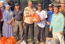 Wabup Muaro Jambi Serahkan Bantuan untuk Korban Kebakaran di Desa Pemunduran