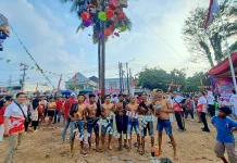 Warga Antusias Ikut Serta, ADYA Group Banjiri Bonus di Lomba Panjat Pinang HUT Ke-81 R