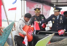 Bea Cukai Peringati HUT RI di Perairan Alur Sungai Pangabuan