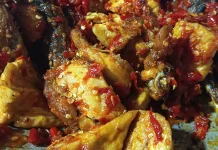 Pedas Gurih Meresap! Resep Sambal Tahu Ikan yang Bikin Nambah Nasi