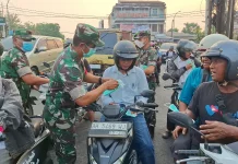 Danrem 042/Gapu Bagikan Masker, Imbau Warga Jaga Kesehatan