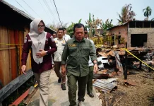Datangi Korban Kebakaran di Lagan tengah Tanjabtim,Gubernur Serahkan Bantuan