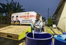 Anggota DPR RI Rocky Candra Salurkan Air Bersih di Rawasari