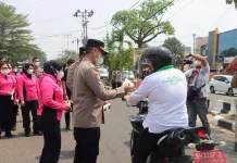 Kapolres Bungo Bagikan Ribuan Masker