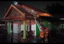 Petugas Damkartan Padamkan Kebakaran Rumah Permanen di Wijaya Pura
