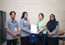 Kanwil Kemenkum Jambi Serahkan Keputusan Status Kewarganegaraan kepada Kwee Tin