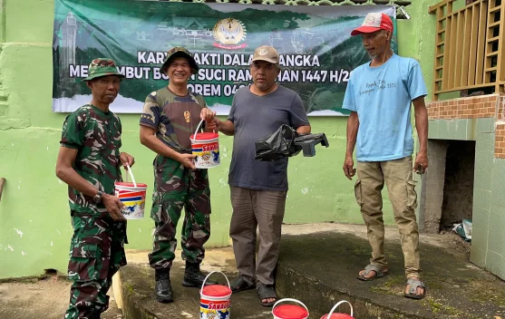 Semangat Gotong Royong, TNI–Rakyat Bersihkan Tempat Ibadah
