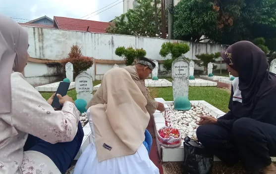 Budaya Ziarah Kubur Menjelang Ramadhan di Indonesia