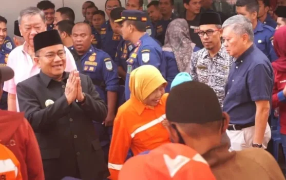 Sebanyak 1.253 Paket Sembako Dibagikan untuk Petugas Kebersihan Kota Jambi