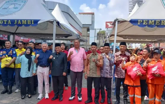 Maulana Serahkan CSR Sinsen Berupa 1.253 Paket Sembako ke Petugas Kebersihan