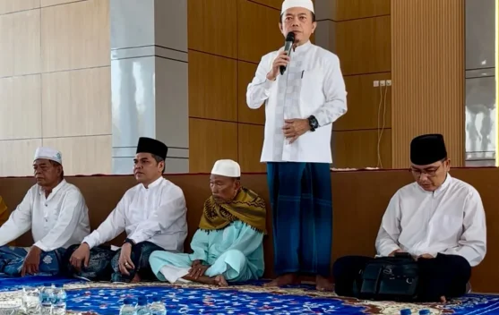 Gubernur Alharis Buka Puasa Bersama Warga Sekitar Rumah Dinas