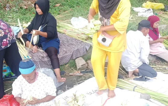 Penjual Ketupa Langsung Buat dan Pesan di Tempat