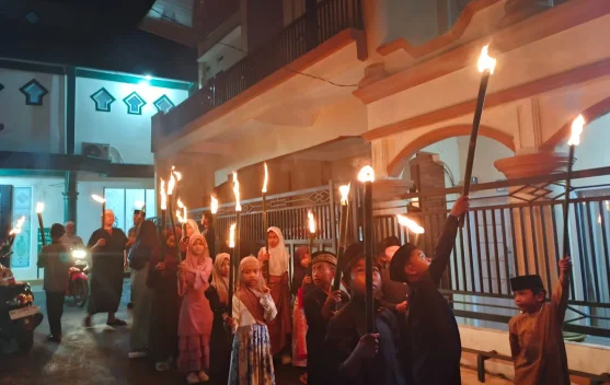Sambut Tahun Baru Islam, Puluhan Anak RT 21 Ikuti Pawai Obor