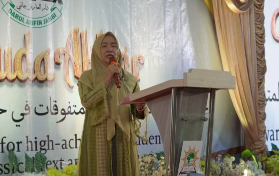 Hesti Haris Hadiri Wisuda Akbar Ponpes Darul Arifin ke-5