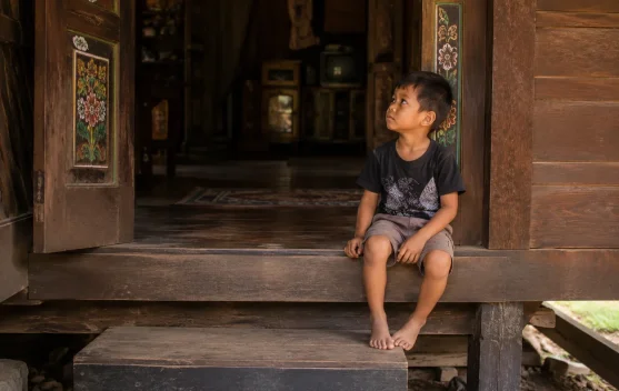 Pantang Duduk di Ambang Pintu: Nasihat Lama yang Penuh Makna